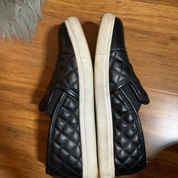 Steve Madden Slip On Black - Picture 2 of 3